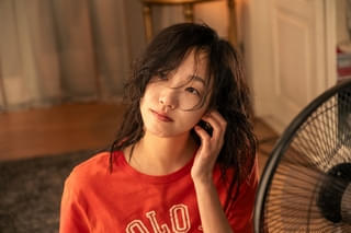 赤を基調としたファッション、K-POPの大ヒット曲「Bad Girl Good Girl」に込めた意図は? 「ラブ・イン・ザ・ビッグシティ」監督がポイント解説